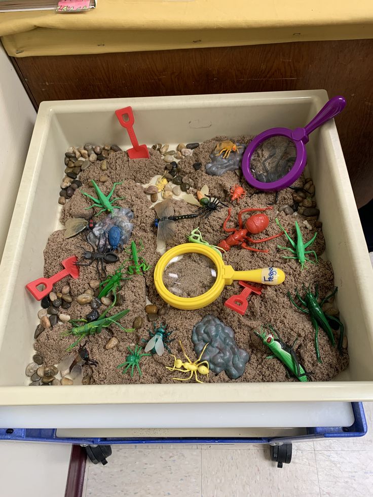 kinetic sand sensory bin